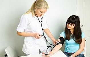 Врач измеряет пациентке давление