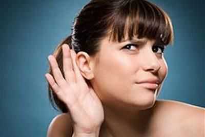 Девушка плохо слышит