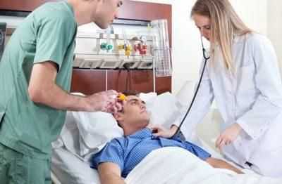 Осмотр больного после операции