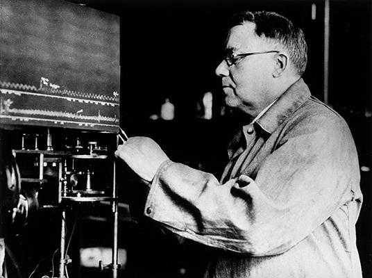 Уолтер Кеннон в своей лаборатории