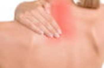 Грыжа в грудном отделе позвоночника встречается гораздо реже, чем в поясничном или шейном, но имеет ряд неприятных последствий. Это боли, сходные с сердечными, временная потеря трудоспособности, межреберная невралгия, дисфункция внутренних органов, иногда