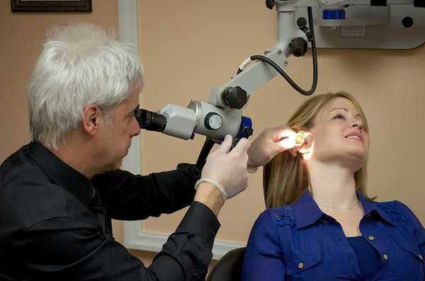 Отоскопия с использованием микроскопа