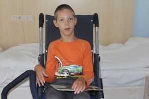 ребенок в инвалидном кресле