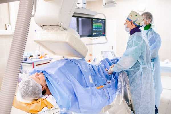 Коронарография проводится через прокол сосуда на руке