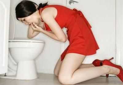 Девушку рвет