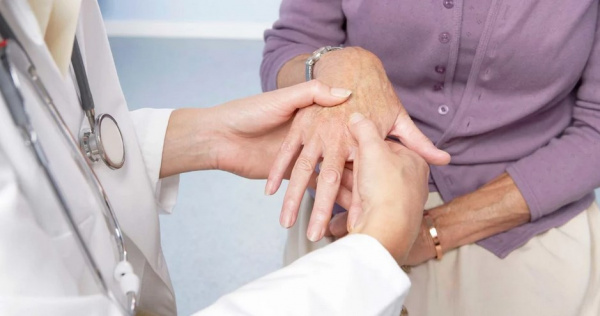 Выяснение жалоб и осмотр пальцев рук - первый этап диагностики