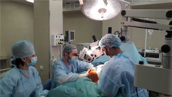 Шунтирование сосудов при критической ишемии под микроскопом