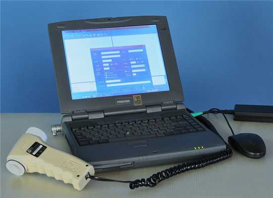 Исследование проводится, когда обследуемый сидит и выполняет некоторые дыхательные комбинации