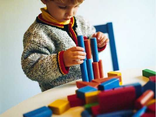Ребенок собирает пирамидку