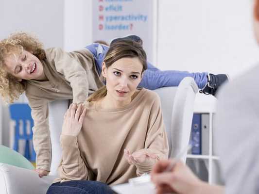 Мама с ребенком на приеме у психолога