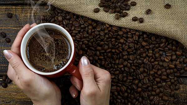 девушка пьет кофе