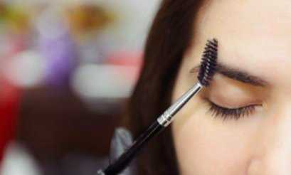 расчешите брови щеточкой