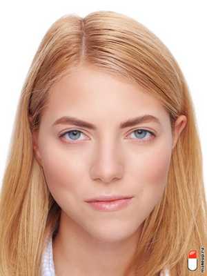модель с макияжем бровей