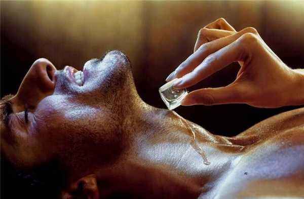 кубик льда на парне