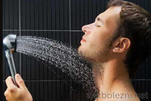 Мужчина принимает душ