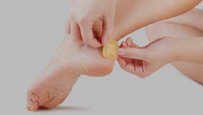 Пример наклеивания лейкопластыря с подушечкой на мозоль