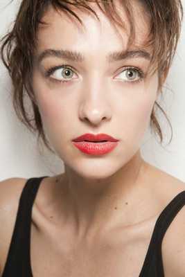 девушка с рыжей помадой