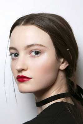 девушка с красными губами