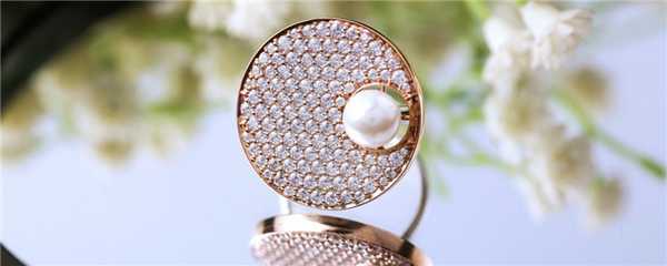 Как правильно носить украшения и бижутерию: советы по стилю