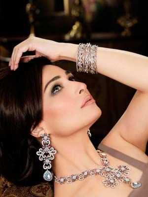 женщина в украшениях