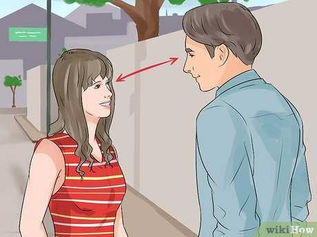 Изображение с названием Pick Up Girls While Walking Down the Street Step 5