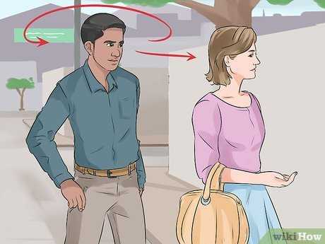 Изображение с названием Pick Up Girls While Walking Down the Street Step 7