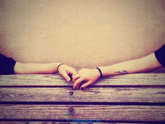 мужчина тянулся к женщине