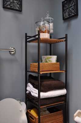 Статичная этажерка в ванной.