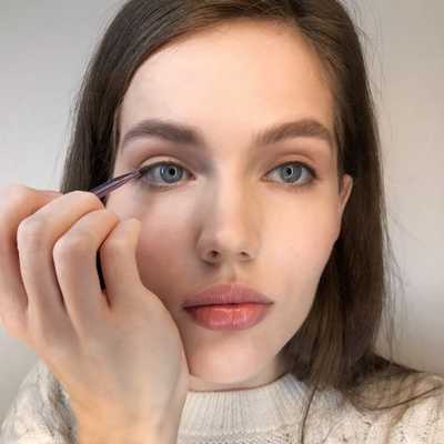 подведите карандашом ресничный контур