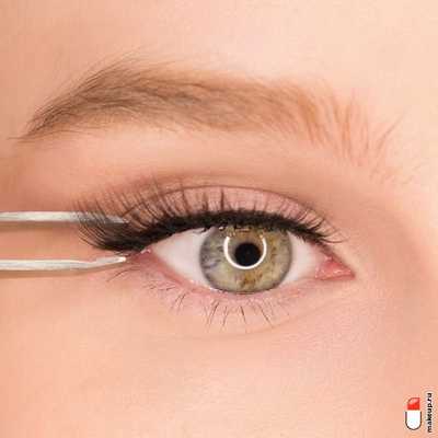 наклейте накладные ресницы