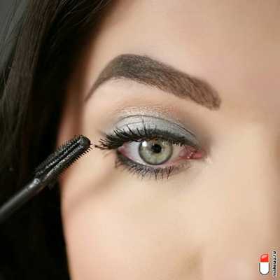 нанесите тушь