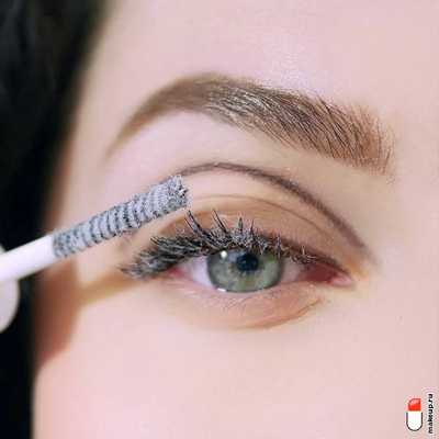 нанесите праймер для ресниц