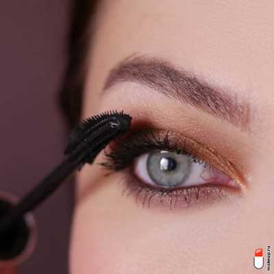 нанесите черную тушь