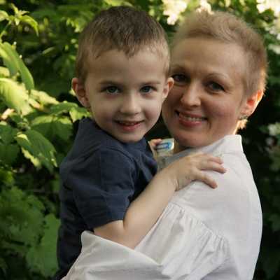 Ирина Хутыз с сыном, который помогает ей радоваться жизни, несмотря на диагноз.