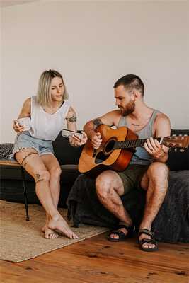 Распевание песен с караоке