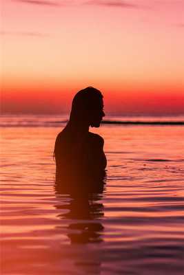 Посетите берег речки и поплавайте нагишом