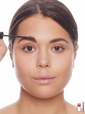 уложите брови гелем