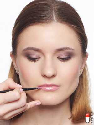 нанесите блеск для губ