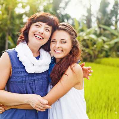 мама обнимает дочь