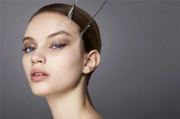 Девушка с приклеенными патчами на висках хочет убрать синяки под глазами