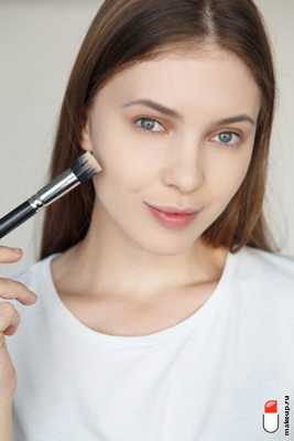 нанесите тональный крем