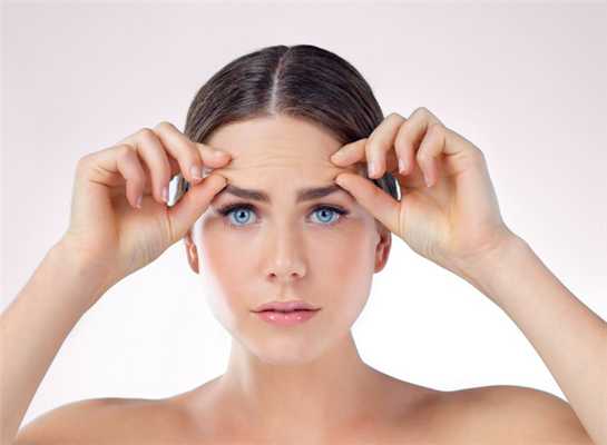 Девушка делает массаж зоны над глазами чтобы избавиться от синяков