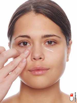 нанесите консилер пальцами