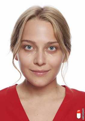 нанесите жидкий консилер под глаза