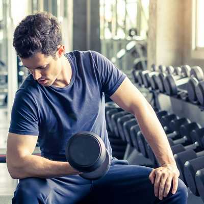 мужчина в спортзале