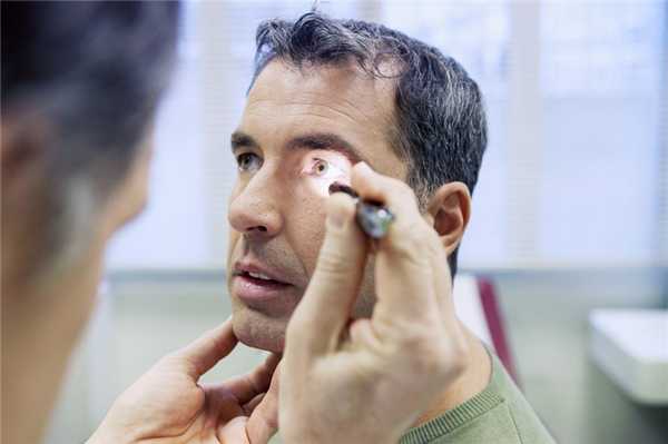 О чем говорит такой симптом, как покраснение глаз?