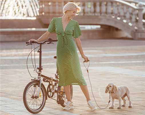 Красивая женщина гуляет со своей милой собакой