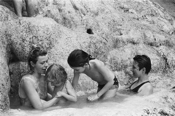 Отдыхающие во время приема радоновых ванн на природе. Пятигорск.