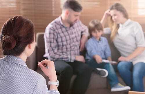 Психолог беседует с семьей