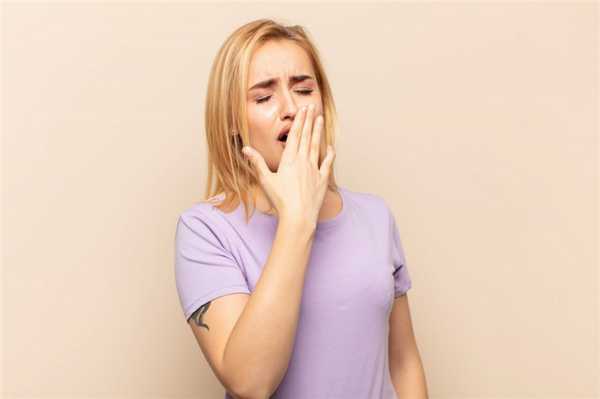 Девушка рано проснулась и зевает 